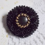 Anillo Cleopatra bordado con ónice negro, rosas de resina negra y cuentas de rocalla